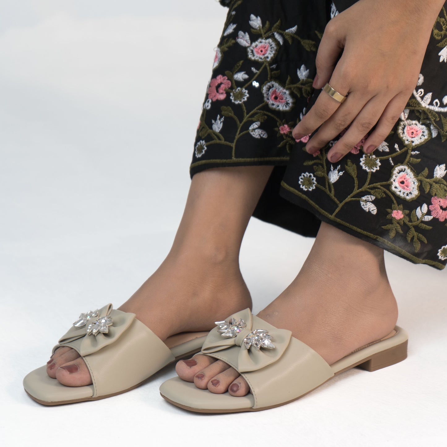 Zazla Women’s Flats  :  Cristal Olive