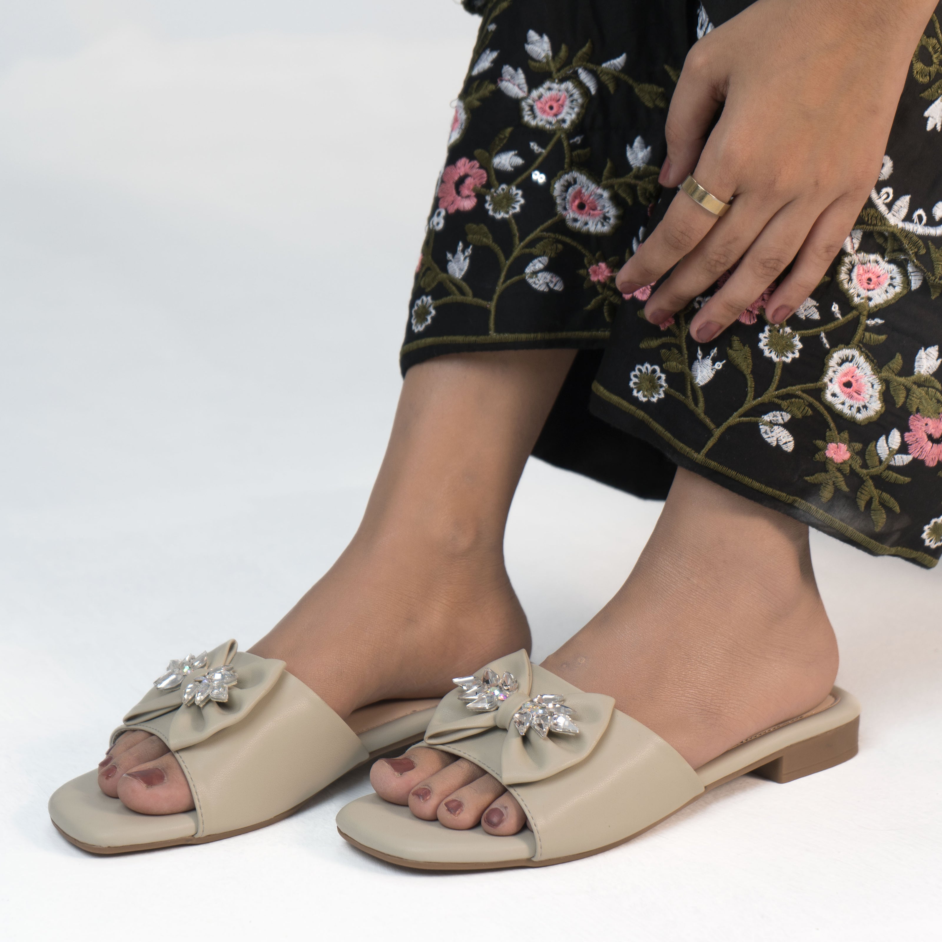 Zazla Women’s Flats  :  Cristal Olive