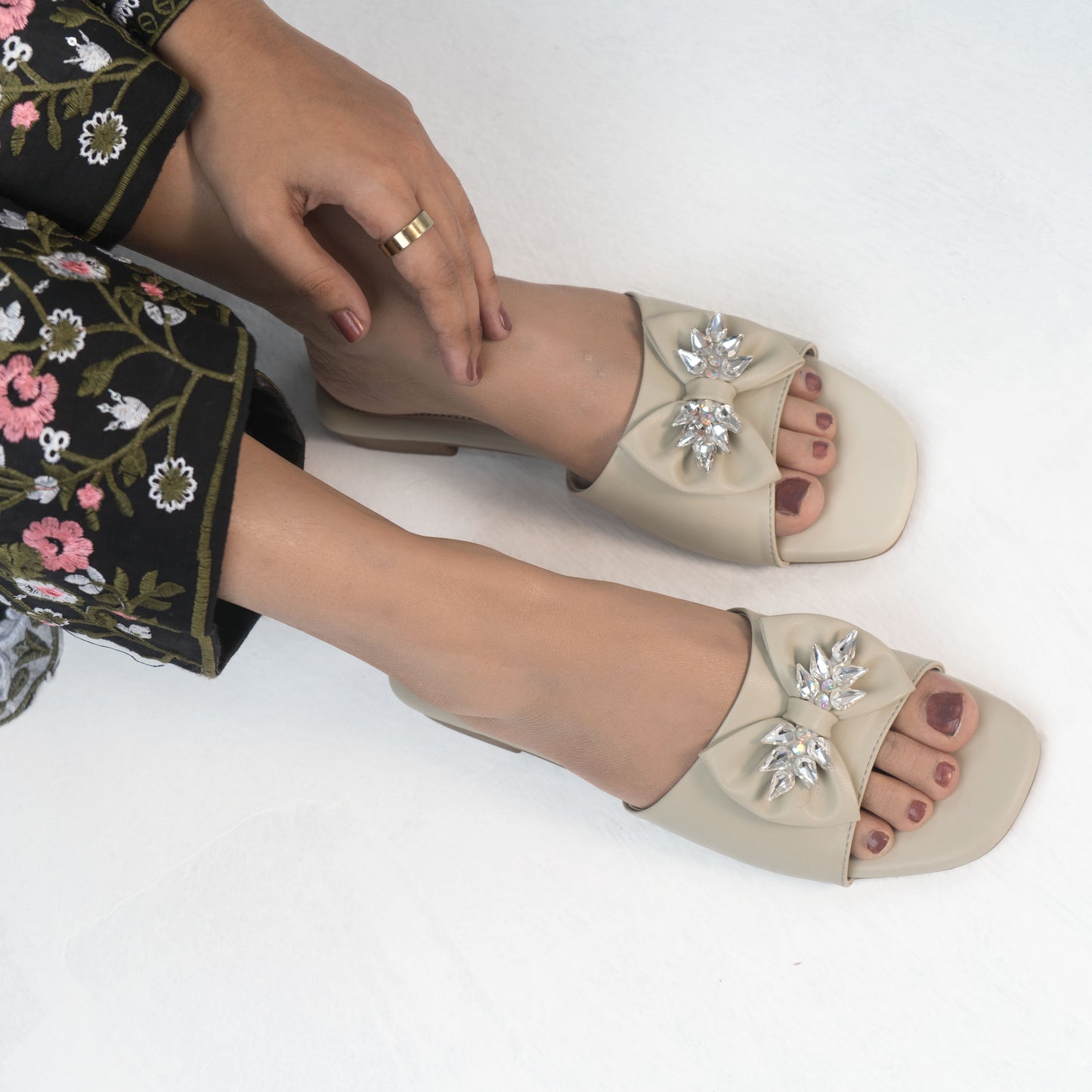 Zazla Women’s Flats  :  Cristal Olive