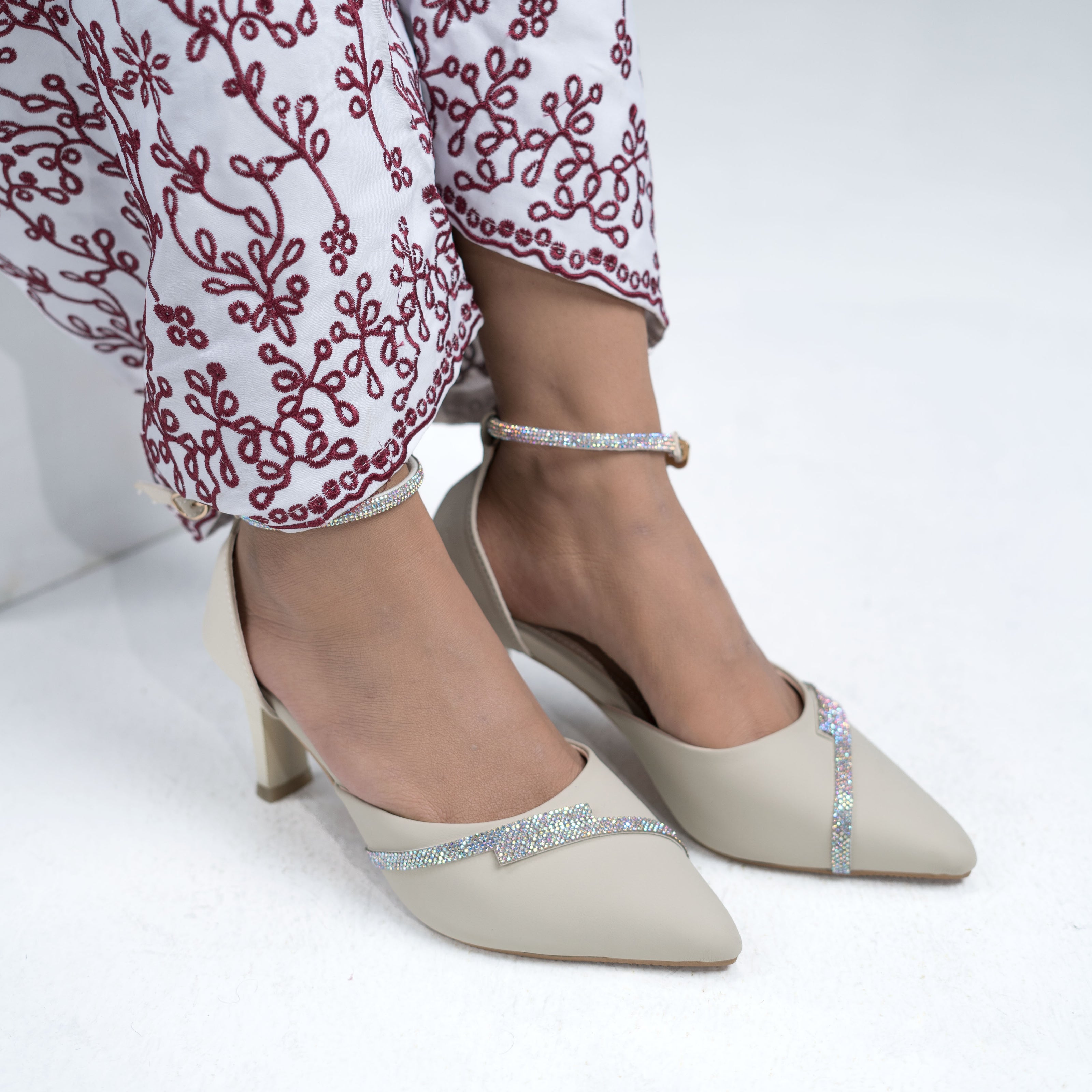 Zazla Women’s  Pumps : Ivory