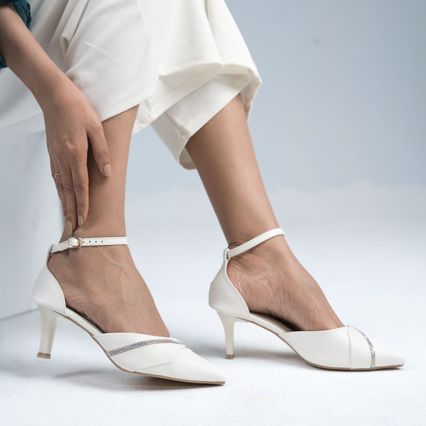 Zazla Women’s Pumps : Pearl White